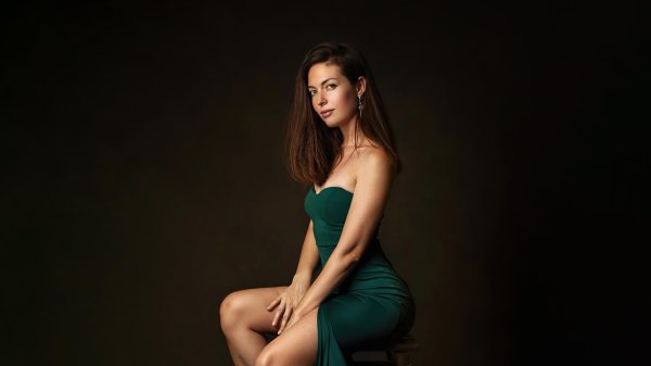 Девушка на белом фоне