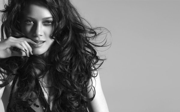 Девушка на белом фоне