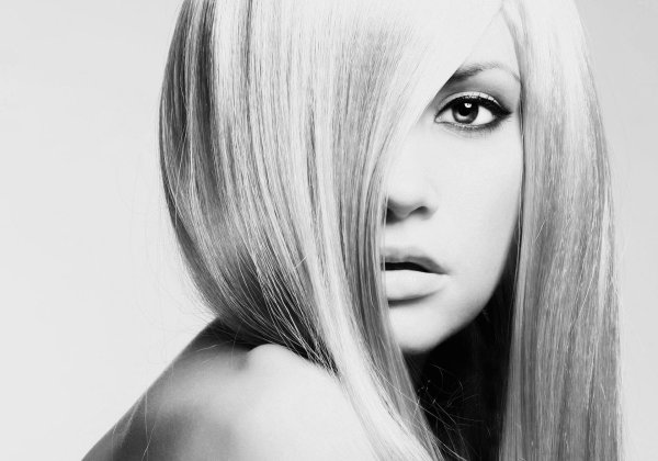 Девушка на белом фоне