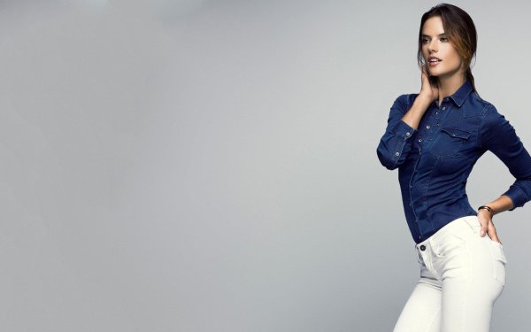 Девушка на белом фоне