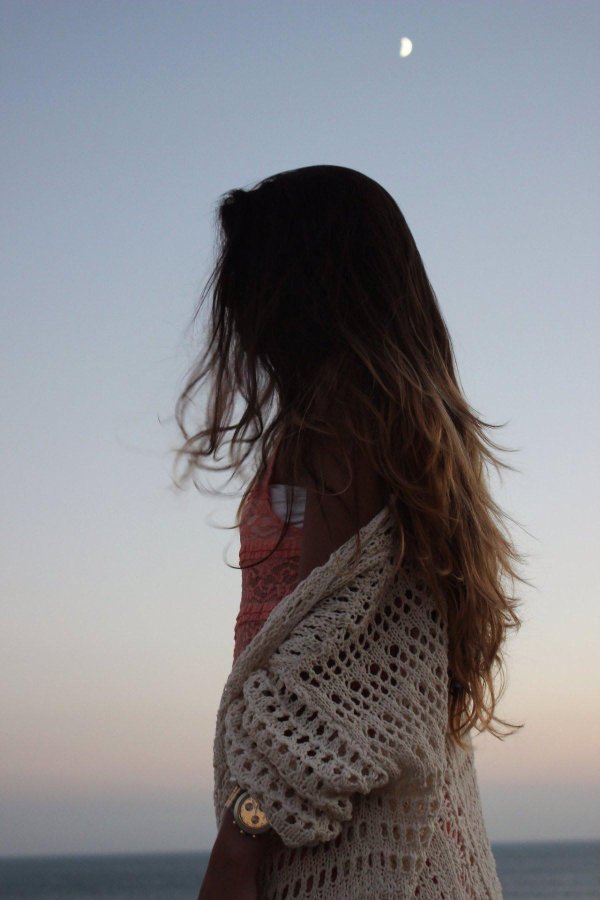 На аву девушка сзади