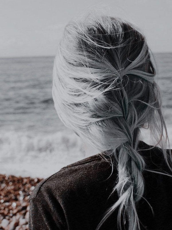 На аву девушка сзади