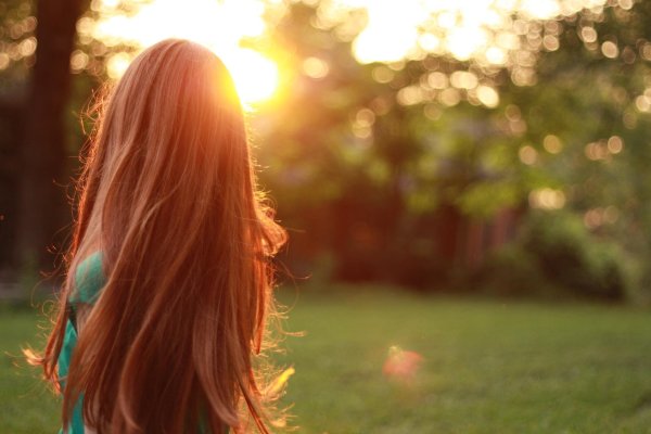 На аву девушка сзади