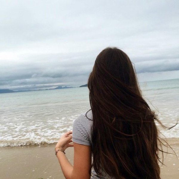 На аву девушка сзади