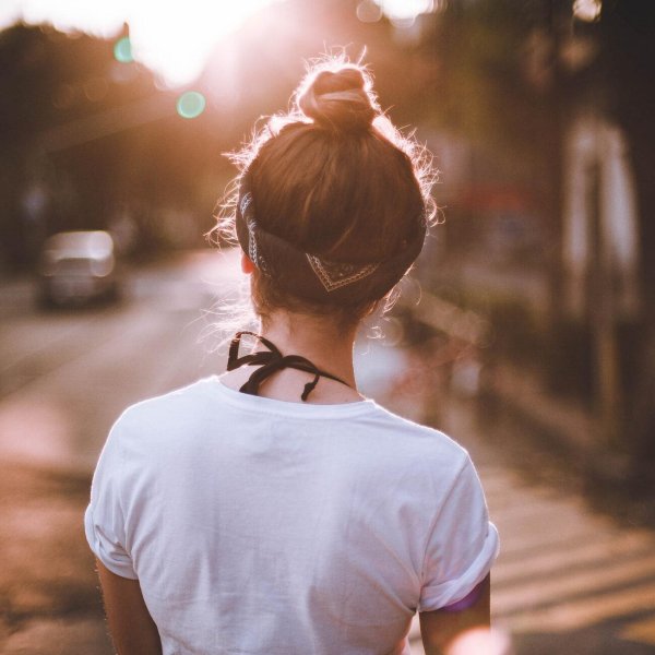 На аву девушка сзади