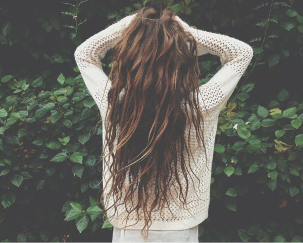 На аву девушка сзади