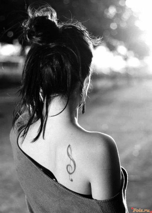 На аву девушка сзади