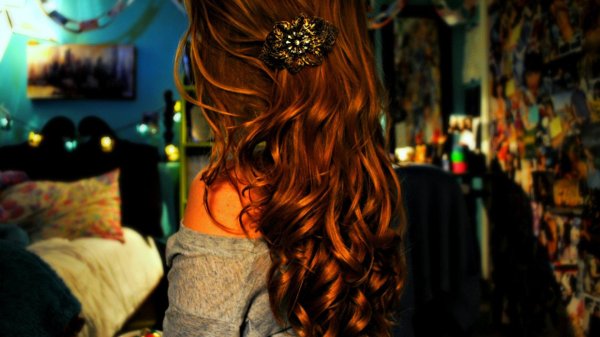 На аву девушка сзади