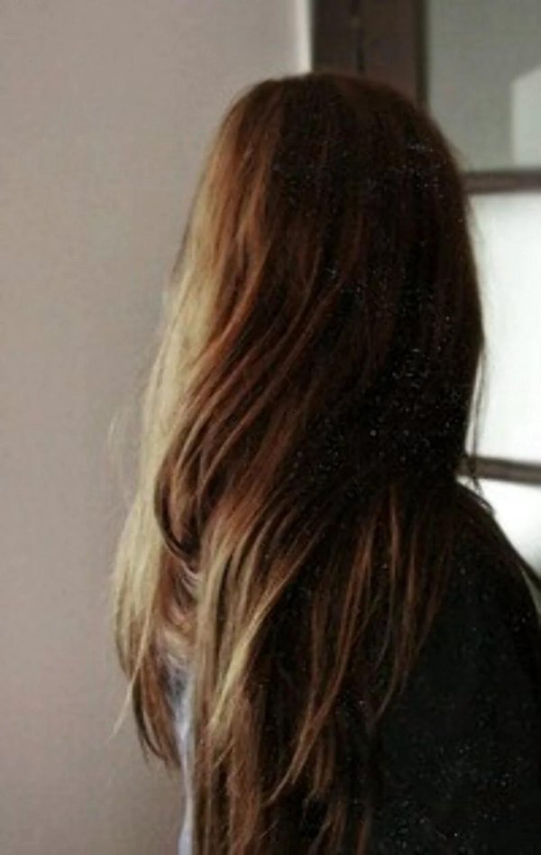 На аву девушка сзади