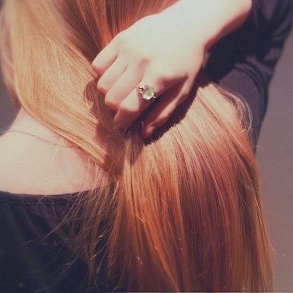 На аву девушка сзади