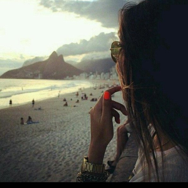 На аву девушка сзади