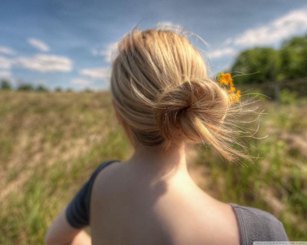 На аву девушка сзади