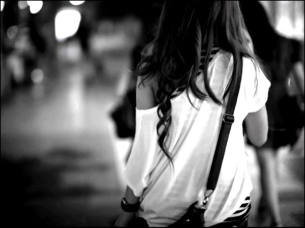 На аву девушка сзади