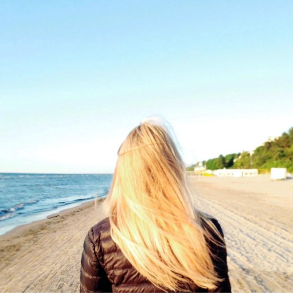 На аву девушка сзади