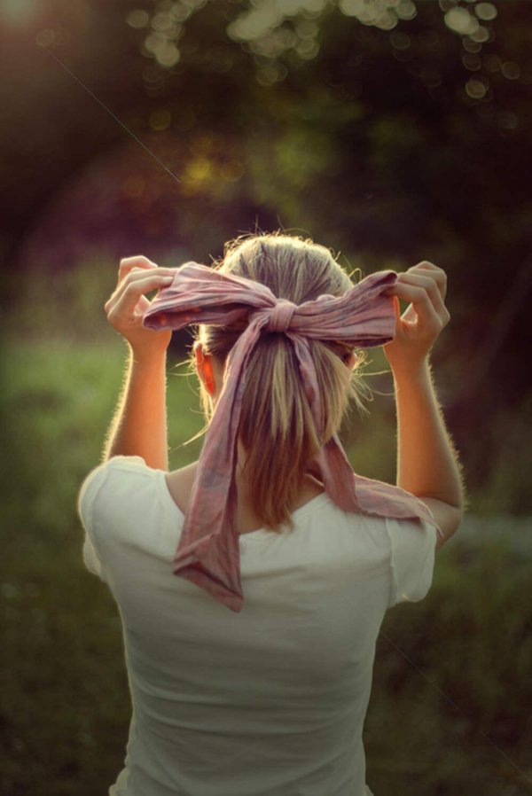 На аву девушка сзади