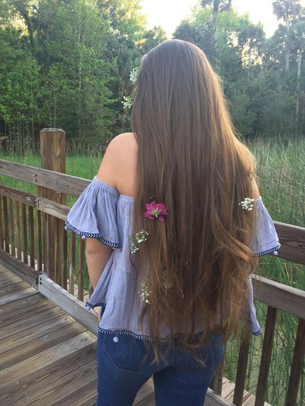 На аву девушка сзади