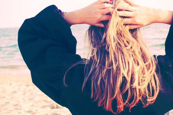 На аву девушка сзади