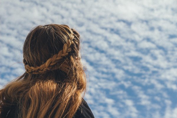 На аву девушка сзади