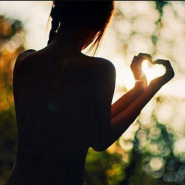 На аву девушка сзади