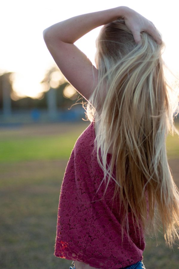 На аву девушка сзади