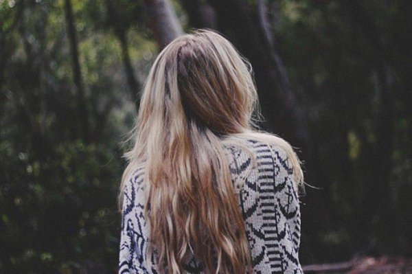 На аву девушка сзади