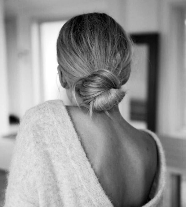 На аву девушка сзади