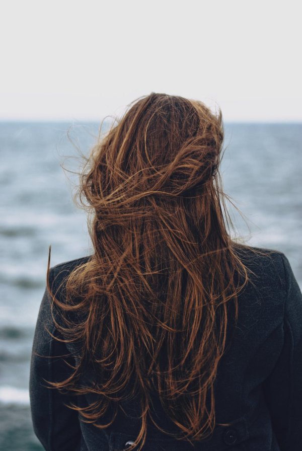 На аву девушка сзади