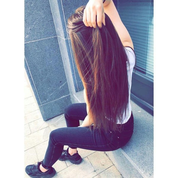 На аву девушка сзади