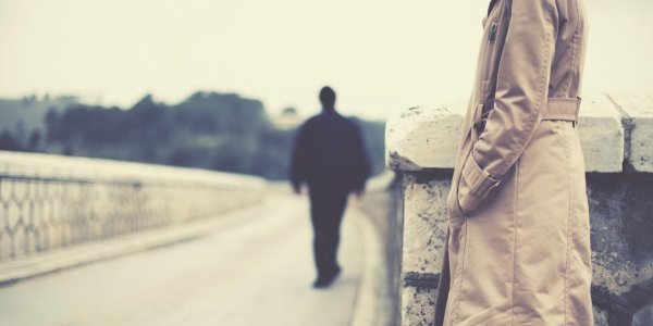 Девушка от парня уходит