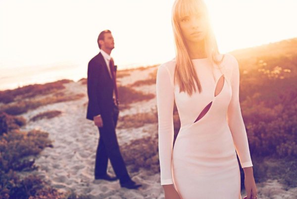 Девушка от парня уходит