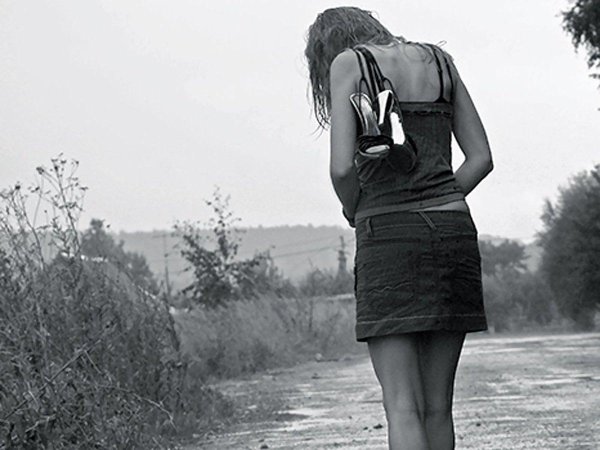 Девушка от парня уходит