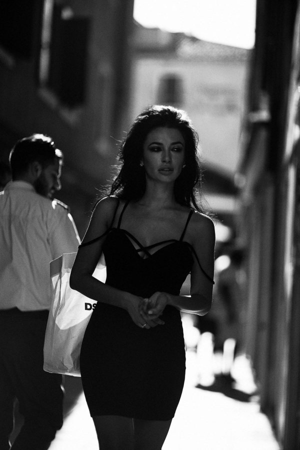 Девушка от парня уходит