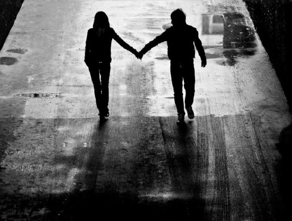 Девушка от парня уходит