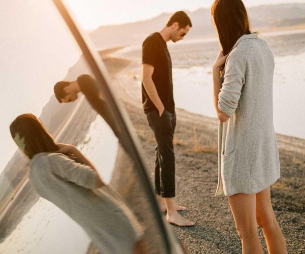 Девушка от парня уходит