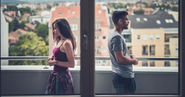 Девушка от парня уходит