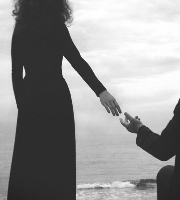 Девушка от парня уходит