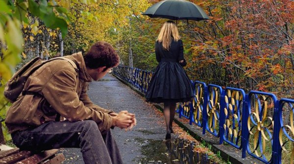 Девушка от парня уходит