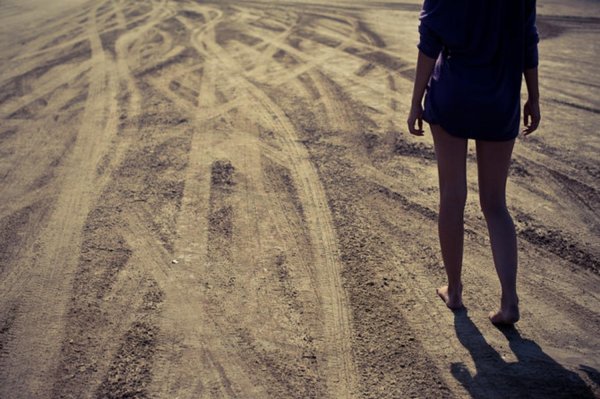 Девушка от парня уходит