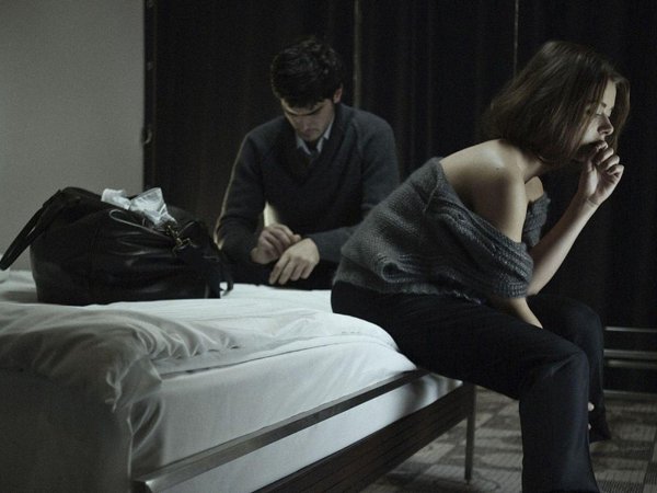 Девушка от парня уходит