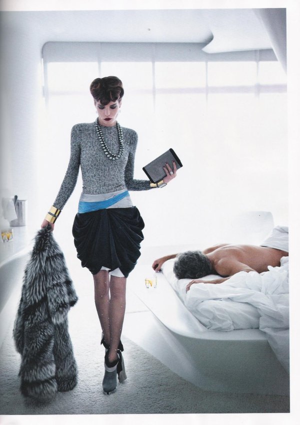 Девушка от парня уходит