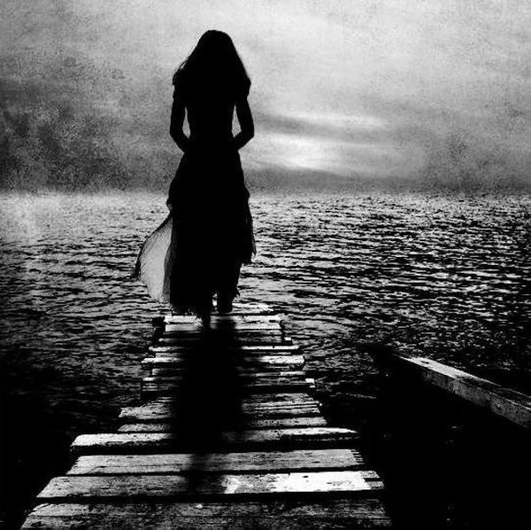 Девушка от парня уходит