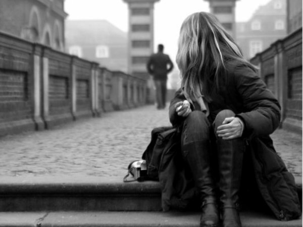 Девушка от парня уходит