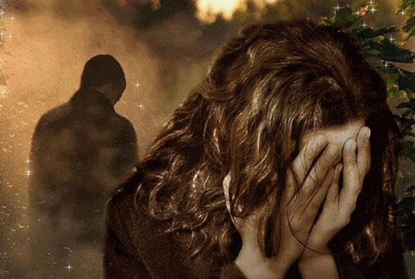 Девушка от парня уходит