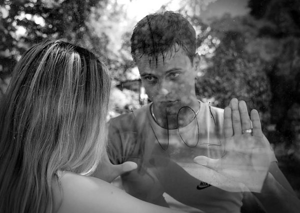 Девушка от парня уходит