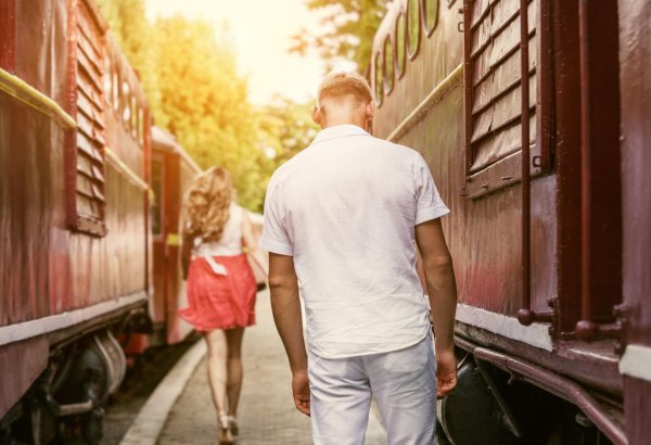 Девушка от парня уходит