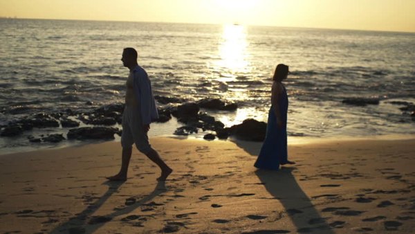 Девушка от парня уходит