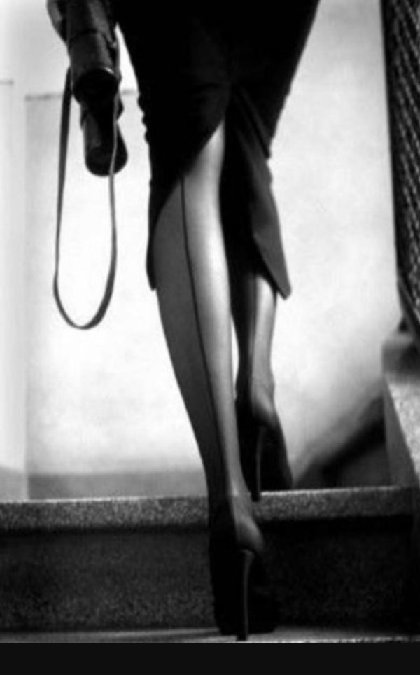 Девушка от парня уходит