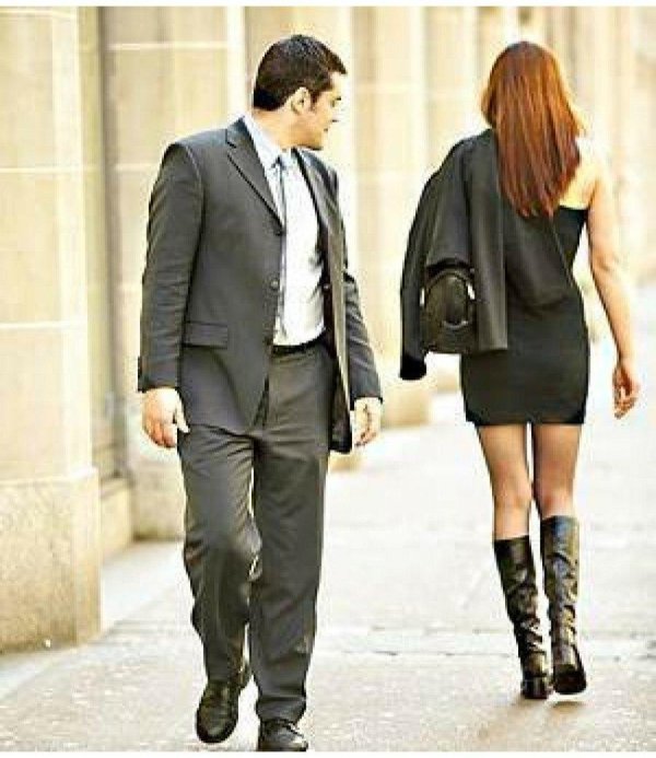 Девушка от парня уходит