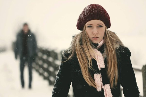 Девушка от парня уходит