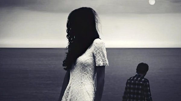 Девушка от парня уходит